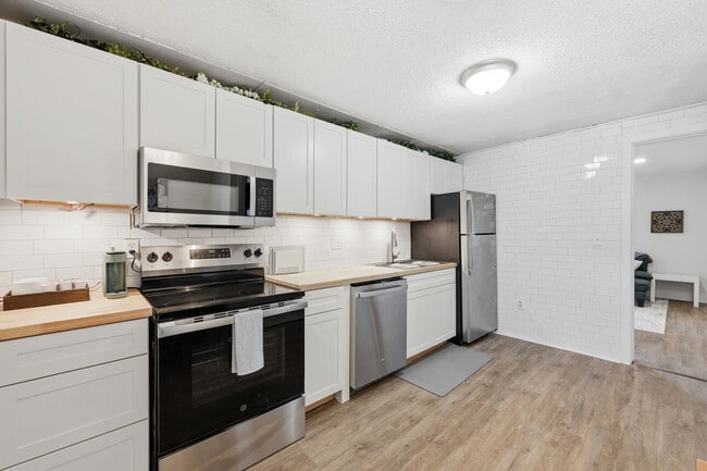 Building Photo - 328 River Walk Dr