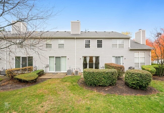 Building Photo - Schaumburg Two Story Two Bed Townhome