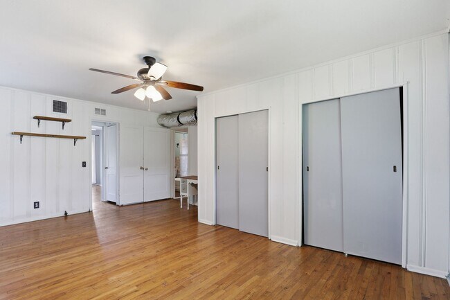 Building Photo - Great in Granbury