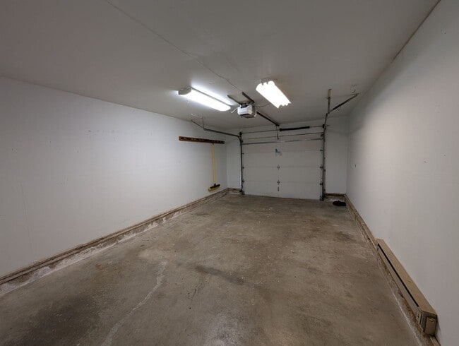 Building Photo - Valley Townhome, 3BD/1.5BA, Fully Fenced Y...