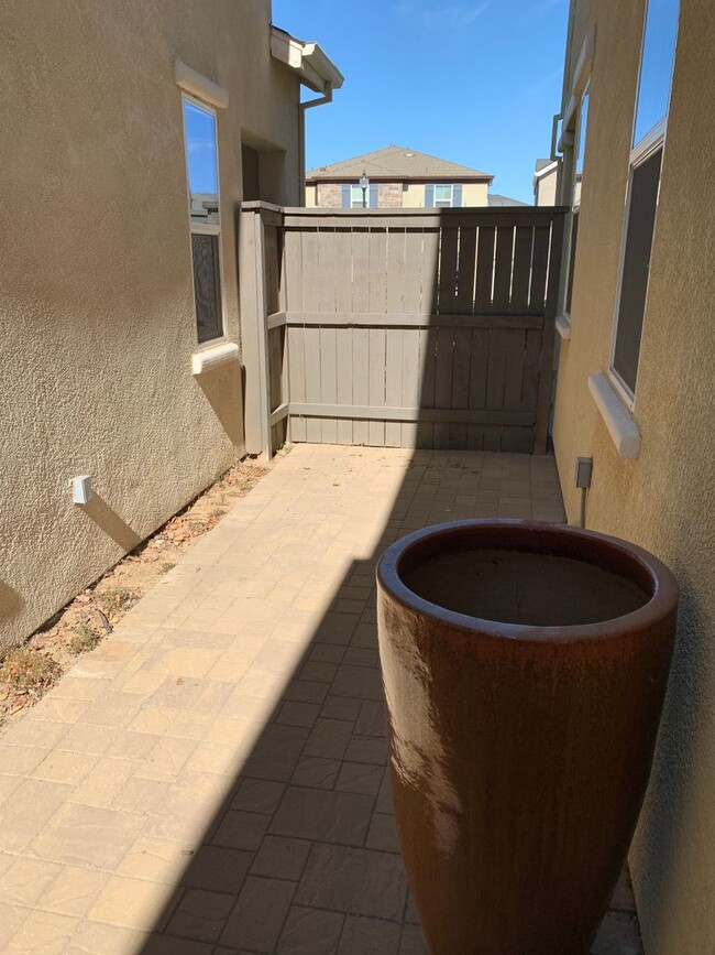 Building Photo - Gorgeous 3BR/3BA Roseville Rental Home
