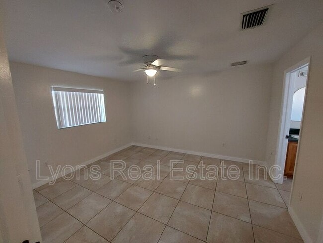 Building Photo - 611 SE 5th St