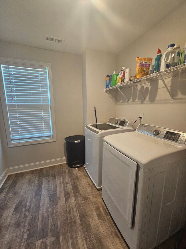 Building Photo - NEW LISTING!!!!