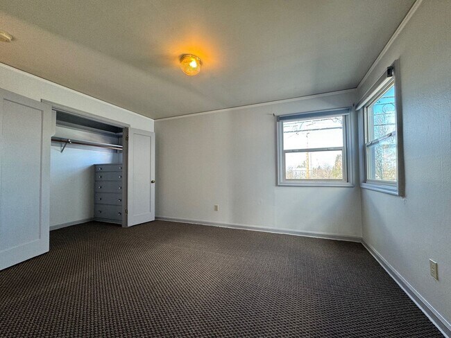 Building Photo - PM-125 N Lombard St.