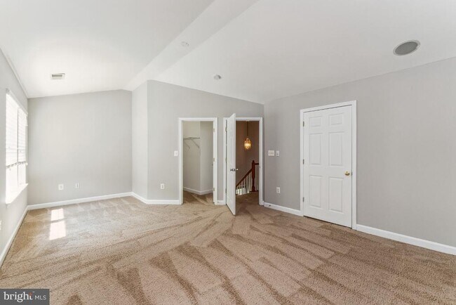 Building Photo - 4273 Upper Park Dr