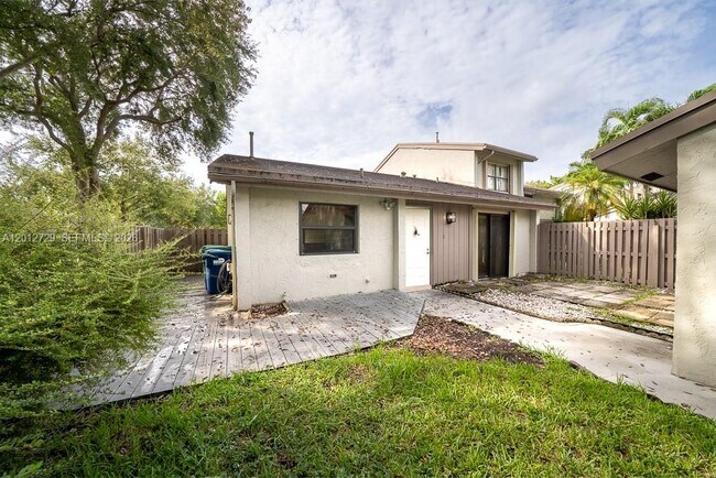 Building Photo - 11000 SW 112th Ave