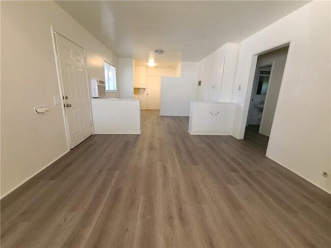 Building Photo - 310 La Paloma St