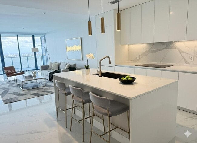 Building Photo - 700 NE 24th St