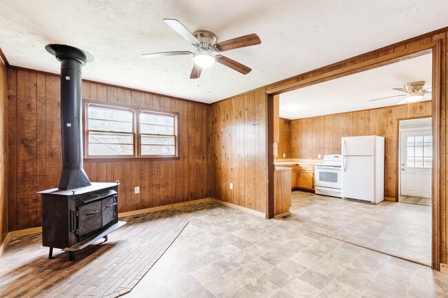 Building Photo - 22 E 7th St