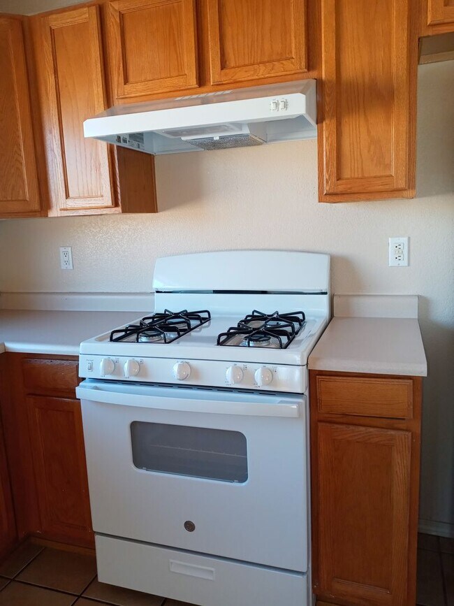 Building Photo - Affordable Ventana Cutie!!