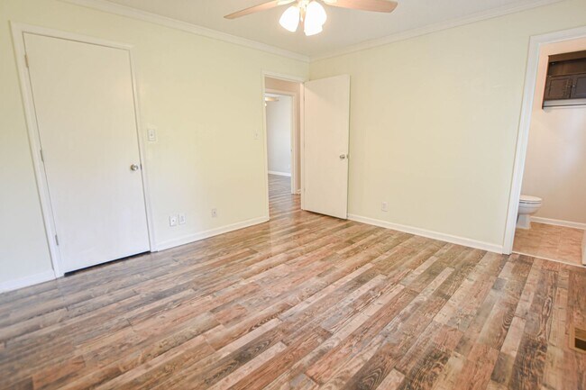 Building Photo - Updated Three Bedroom!