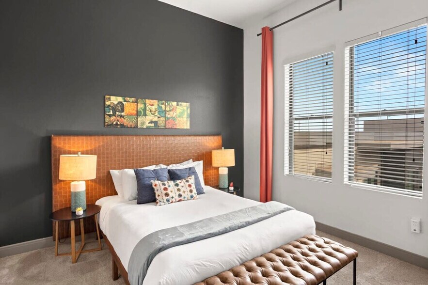 Building Photo - 555 N College Ave