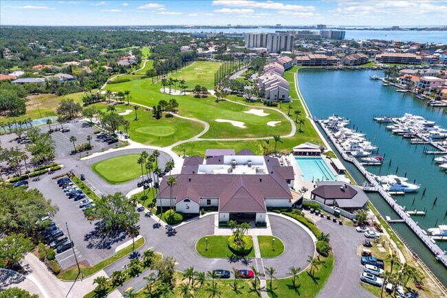 Building Photo - Stunning Custom Built Residence in the Exc...