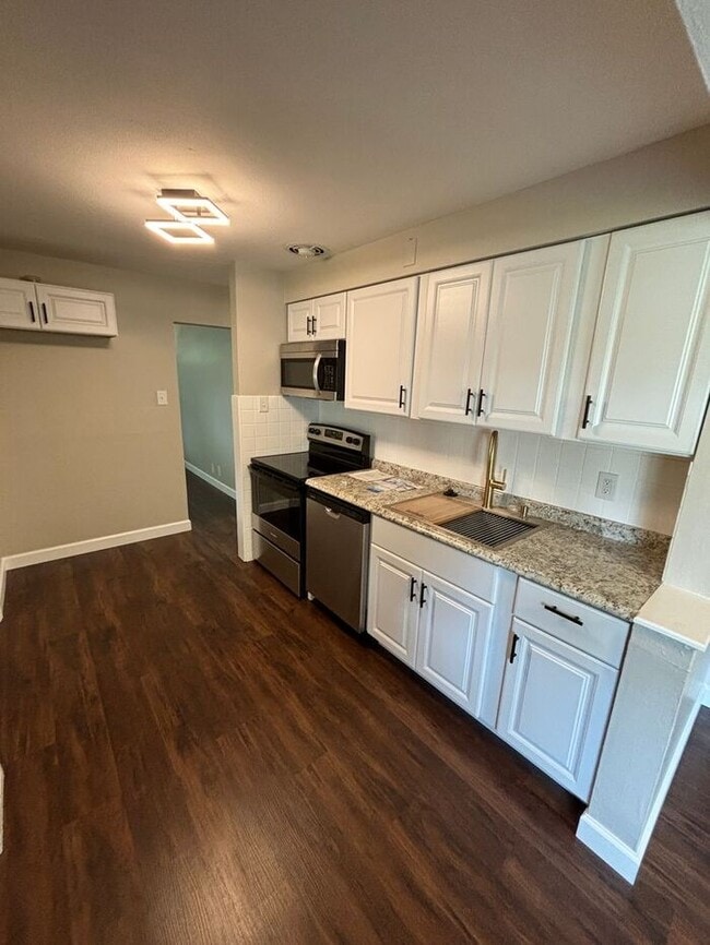 Building Photo - Charming 4-Bedroom Home in a Prime Locatio...