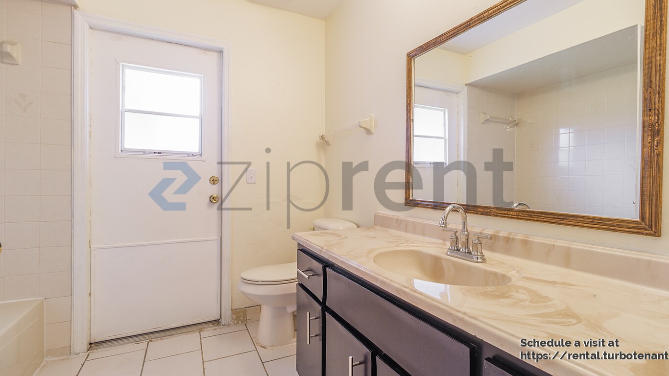 Building Photo - 180 Parkview Dr