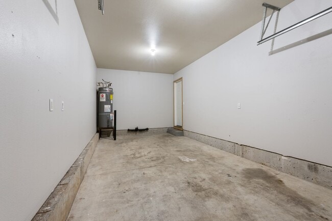 Building Photo - Beautiful Renovated 4b/2.5 bath home - SE Portland