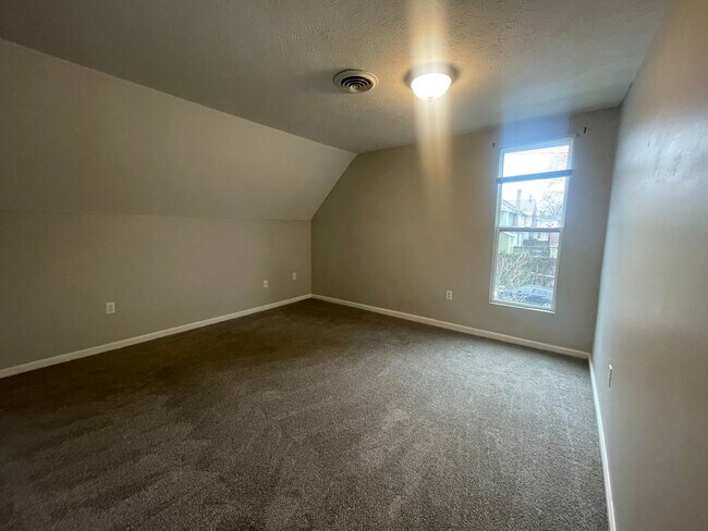 Building Photo - Recently Updated - Upper One Bedroom with Washer/Dryer!