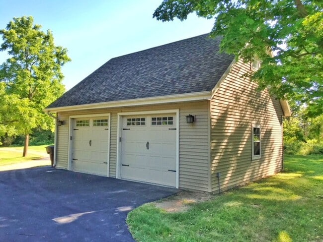 Building Photo - 2 Bedroom, 1.5 Bath Farm HOUSE, LARGE Yard, 2.5 Car Garage! UPDATES!