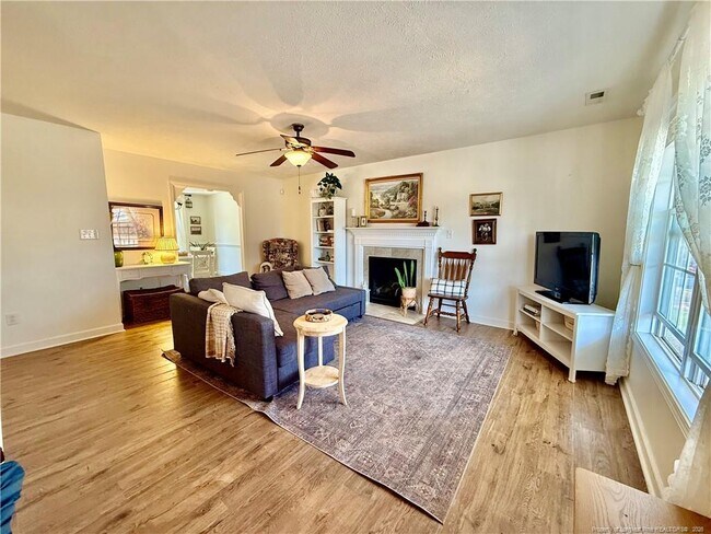 Building Photo - 234 Pender Rd