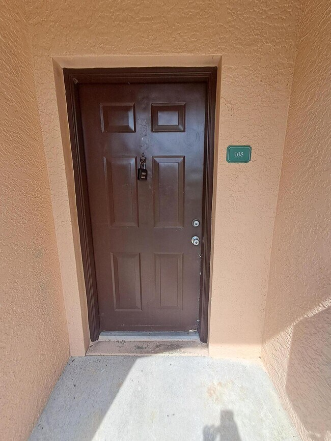 Building Photo - 141 SW Palm Dr