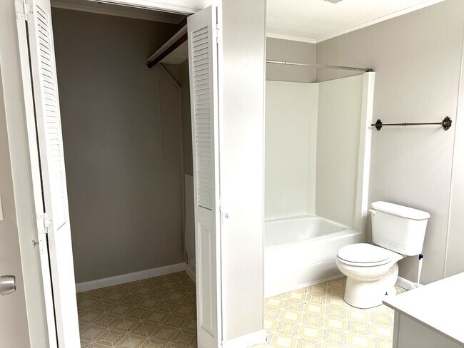 Building Photo - IMMACULATE ONE LEVEL HOME AVAILABLE IN SUR...