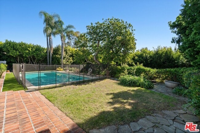 Building Photo - 510 Toyopa Dr