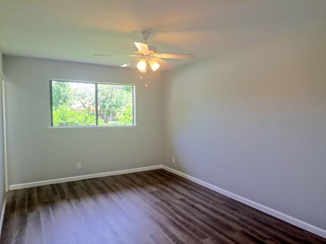 Building Photo - 4 Bedroom / 2 Bath / 2 Car Garage