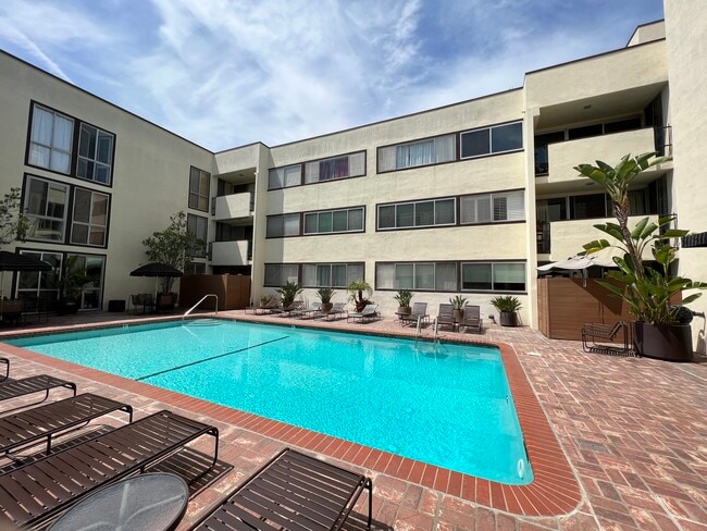 Building Photo - 1015 N Kings Rd