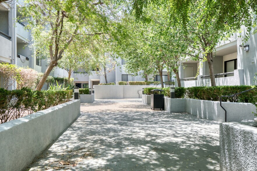 Building Photo - 250 S San Fernando Blvd