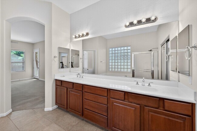Building Photo - 4385 S Crosscreek Dr