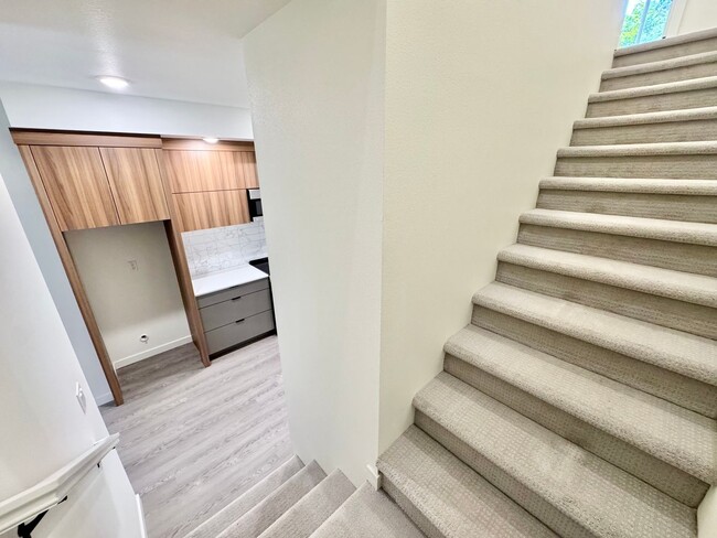 Building Photo - *1 MONTH FREE RENT* A 2bd/2bath Modern Tow...