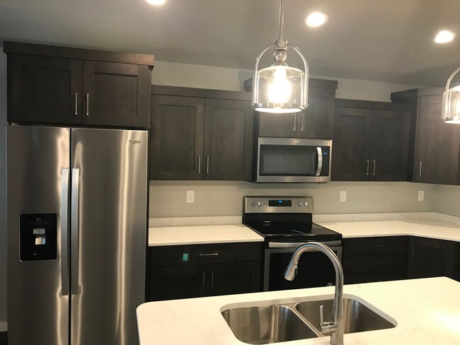 Building Photo - 4 Bed 3 Bath Single Family Home