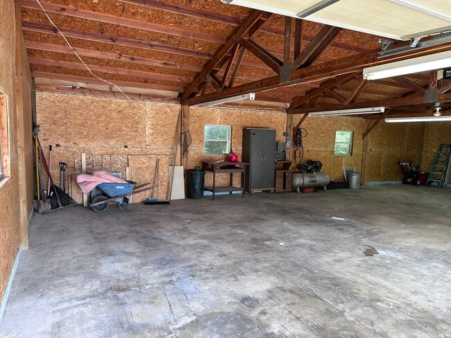 Building Photo - 24394 State Line Rd