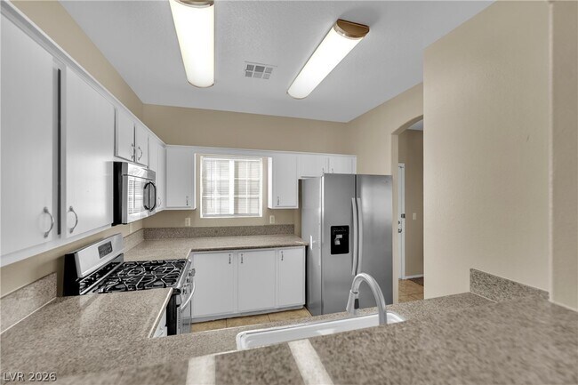 Building Photo - 1900 N Torrey Pines Dr