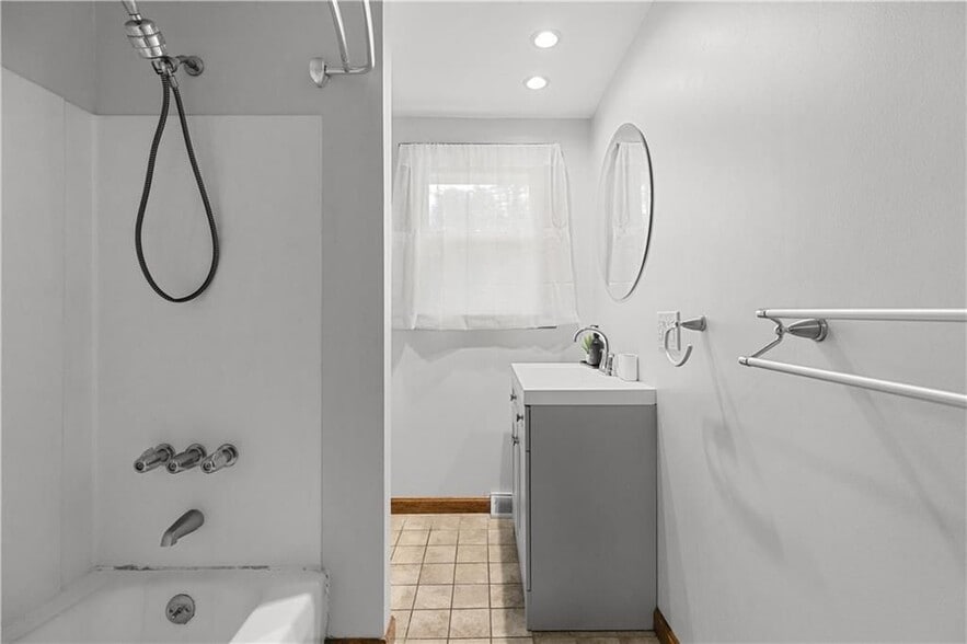 Building Photo - 25 Harris Dr