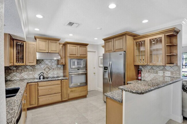 Building Photo - 2600 NE 52nd Ct