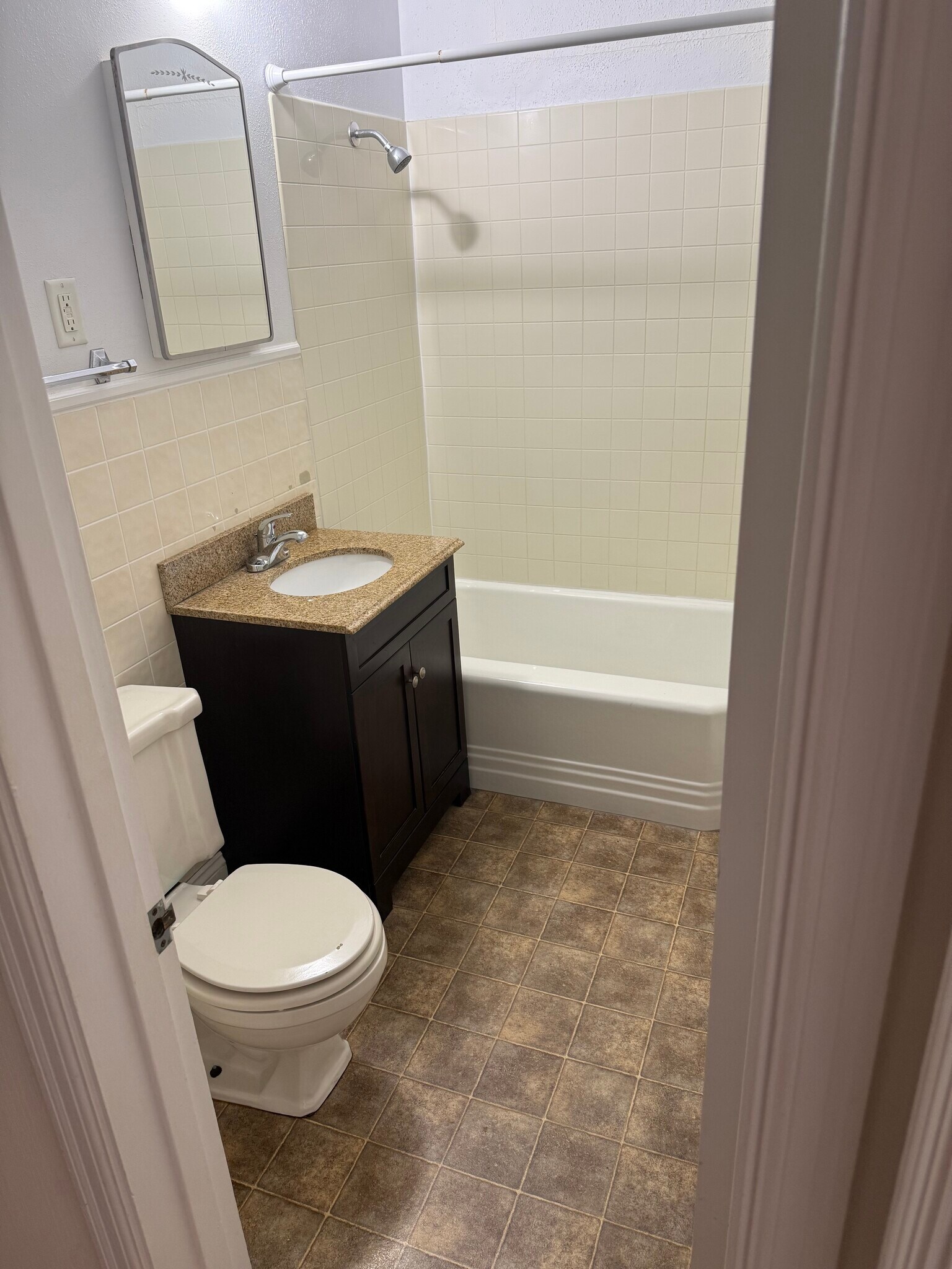 Building Photo - 1014 N Yale Ave