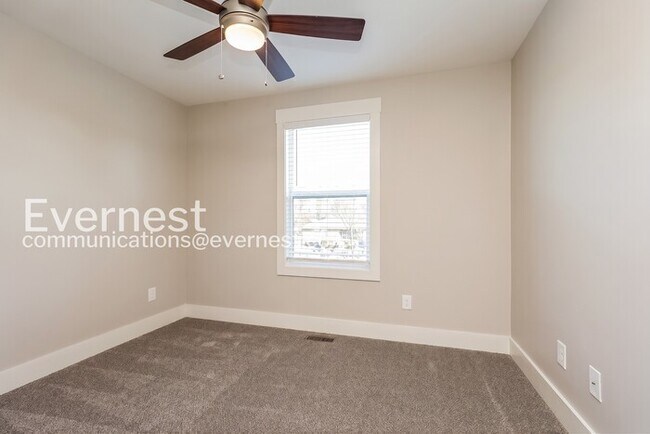 Building Photo - Limited Time Special Offer / 3 Bed/2.5 Bath Townhome with Garage / Pet-Friendly / Vouchers Accept...