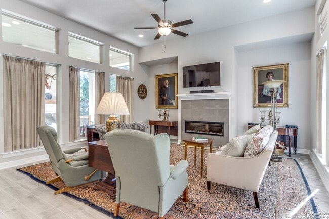 Building Photo - GORGEOUS 3-BEDROOM, 3-BATHROOM SINGLE STOR...