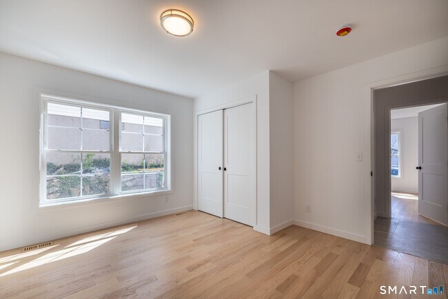 Building Photo - 330 Pleasantview Ave