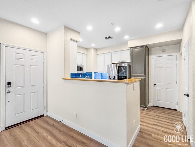 Building Photo - Stunning 3BD/2.5BA Townhouse in Eastlake W...