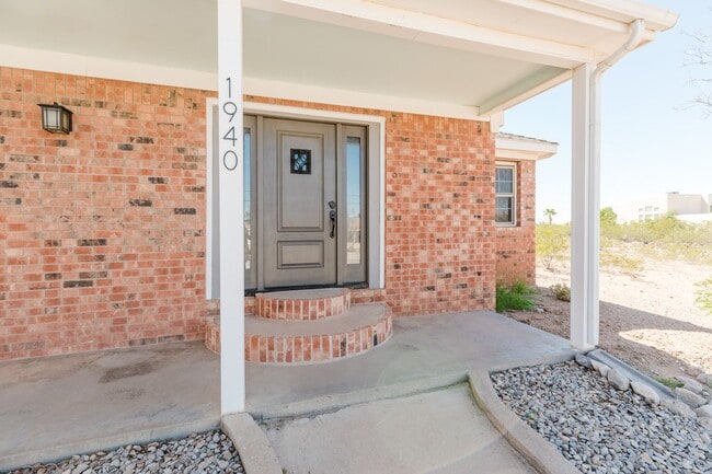 Building Photo - 3 Bedroom 2 Bath With A Mountain View Home!