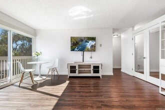 Building Photo - 403 Requeza St