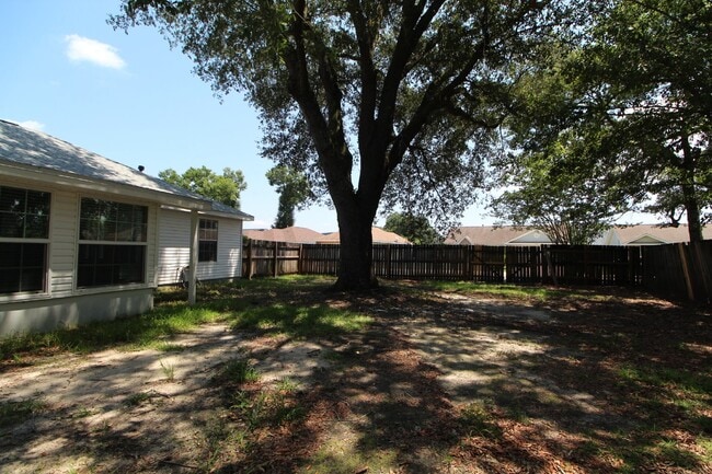Building Photo - Northeast Pensacola 3/2 with Garage, Sunro...