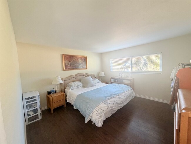 Building Photo - 1149 N Barston Ave