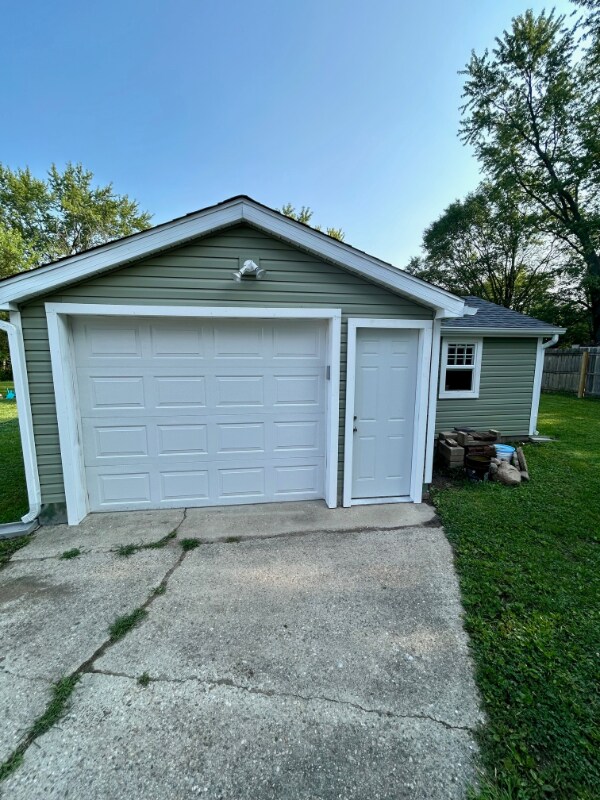 Building Photo - 2324 Van Buskirk Rd