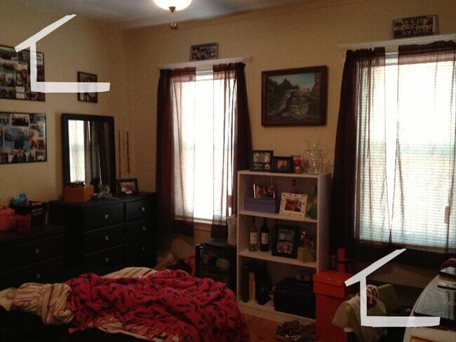 Building Photo - Nicely renovated 3 bed unit with in-unit laundry.