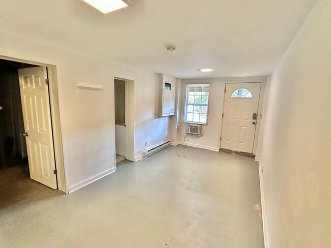 Building Photo - Spacious 6 bedroom 3.5 bath Tudor Townhouse w/Deck close to Georgetown University & Hospital