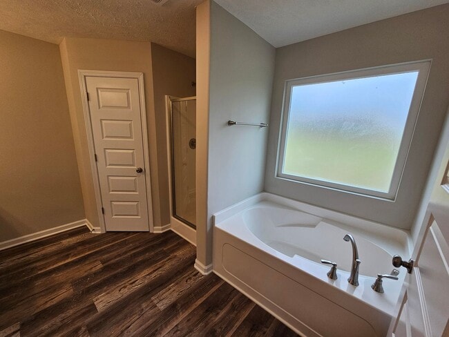 Building Photo - LUXURY 3 BEDROOM RANCH STYLE HOME IN SCENIC FOX RUN