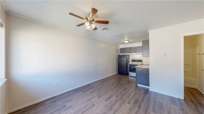 Building Photo - 206 Lynn Dr